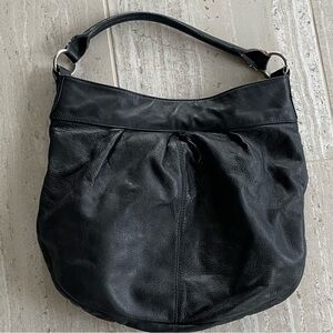 Classic Victor Black Leather Shoulder Bag